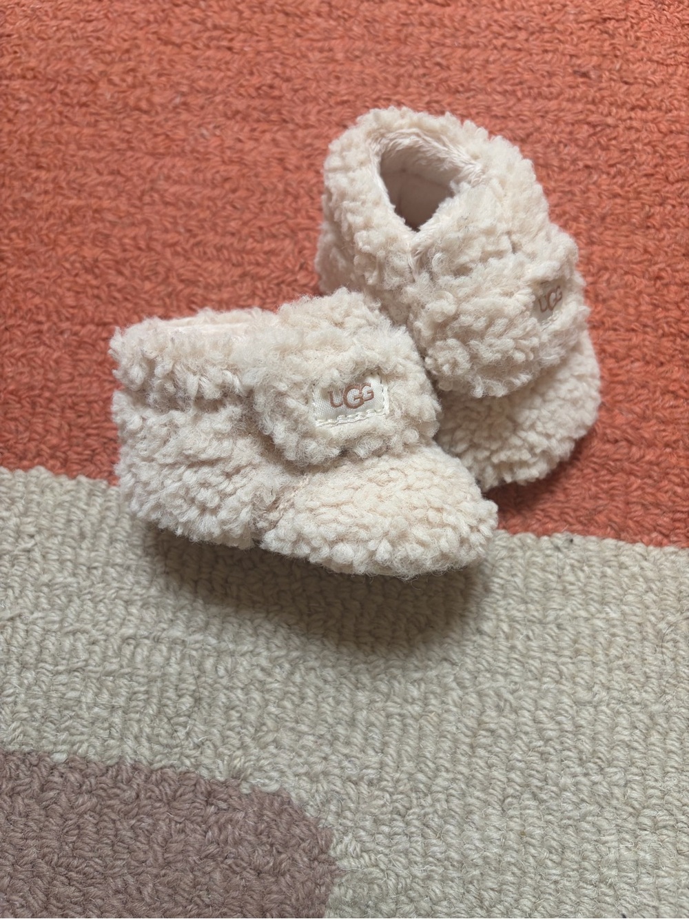 UGG Kids Sherpa Strap Slippers in Cream